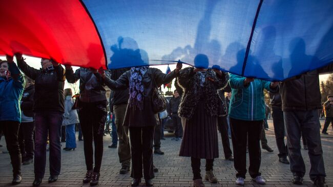 Участники митинга в поддержку России на центральной площади Евпатории