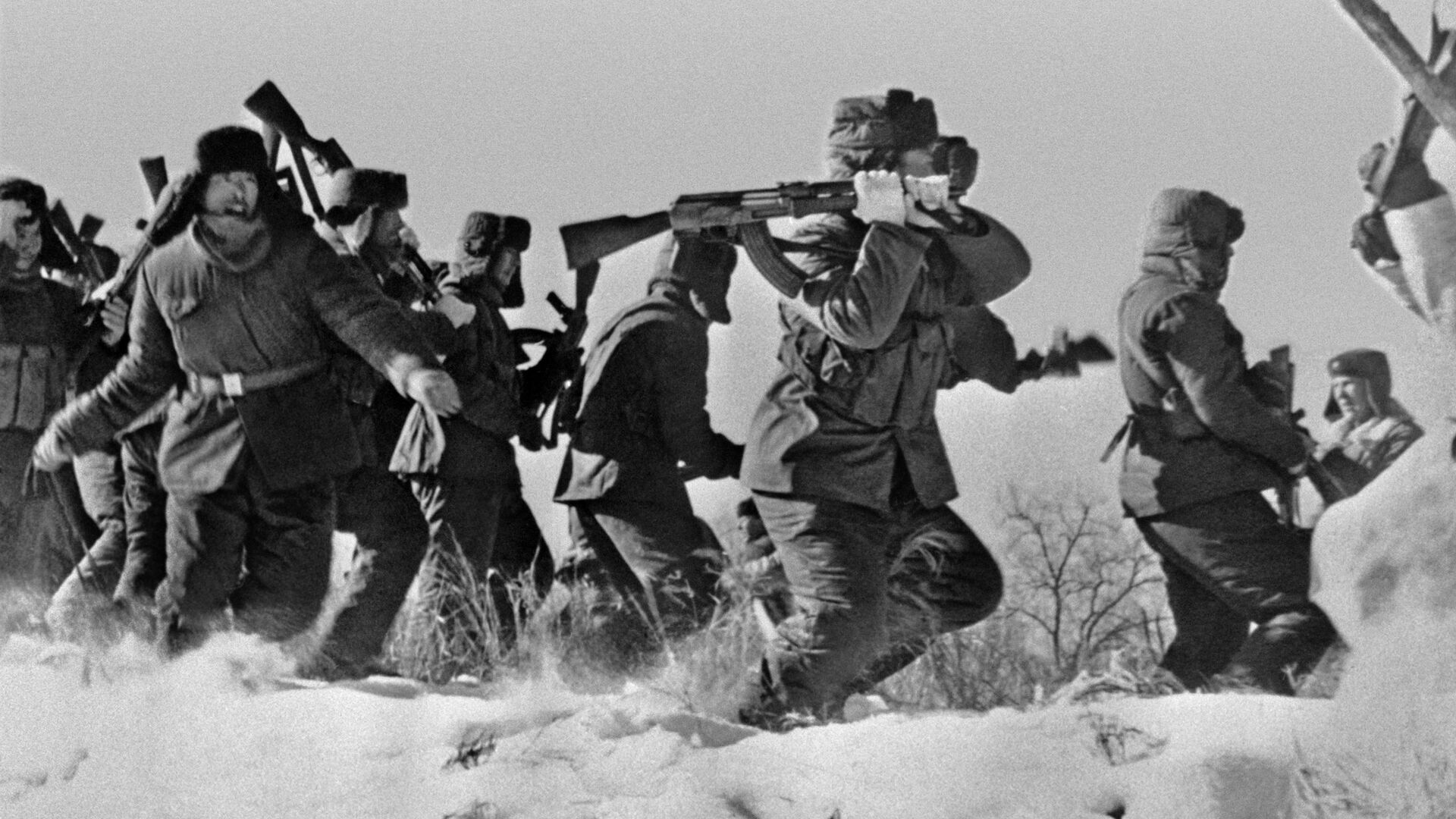 Отряд китайских солдат пытается ворваться на остров Даманский на территории СССР Отряд китайских солдат пытается ворваться на остров Даманский на территории СССР - РИА Новости, 1920, 11.04.2026