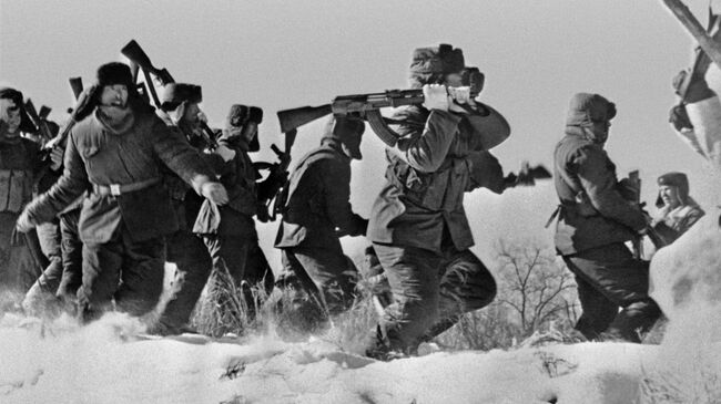 Отряд китайских солдат пытается ворваться на остров Даманский на территории СССР Отряд китайских солдат пытается ворваться на остров Даманский на территории СССР