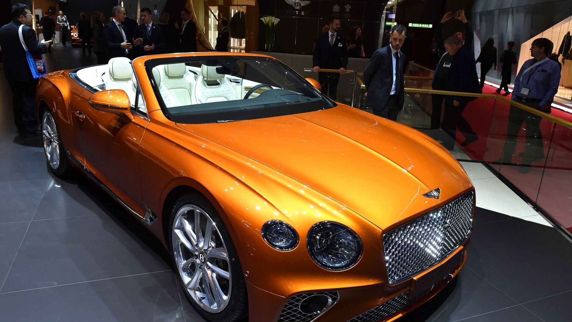 Автомобиль Bentley Continental GT Convertible на Международном Женевском автосалоне 2019  - РИА Новости, 1920, 15.05.2022