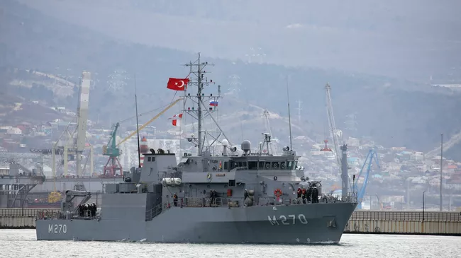Минный тральщик Акчай ВМС Турции прибывает в порт Новороссийска
