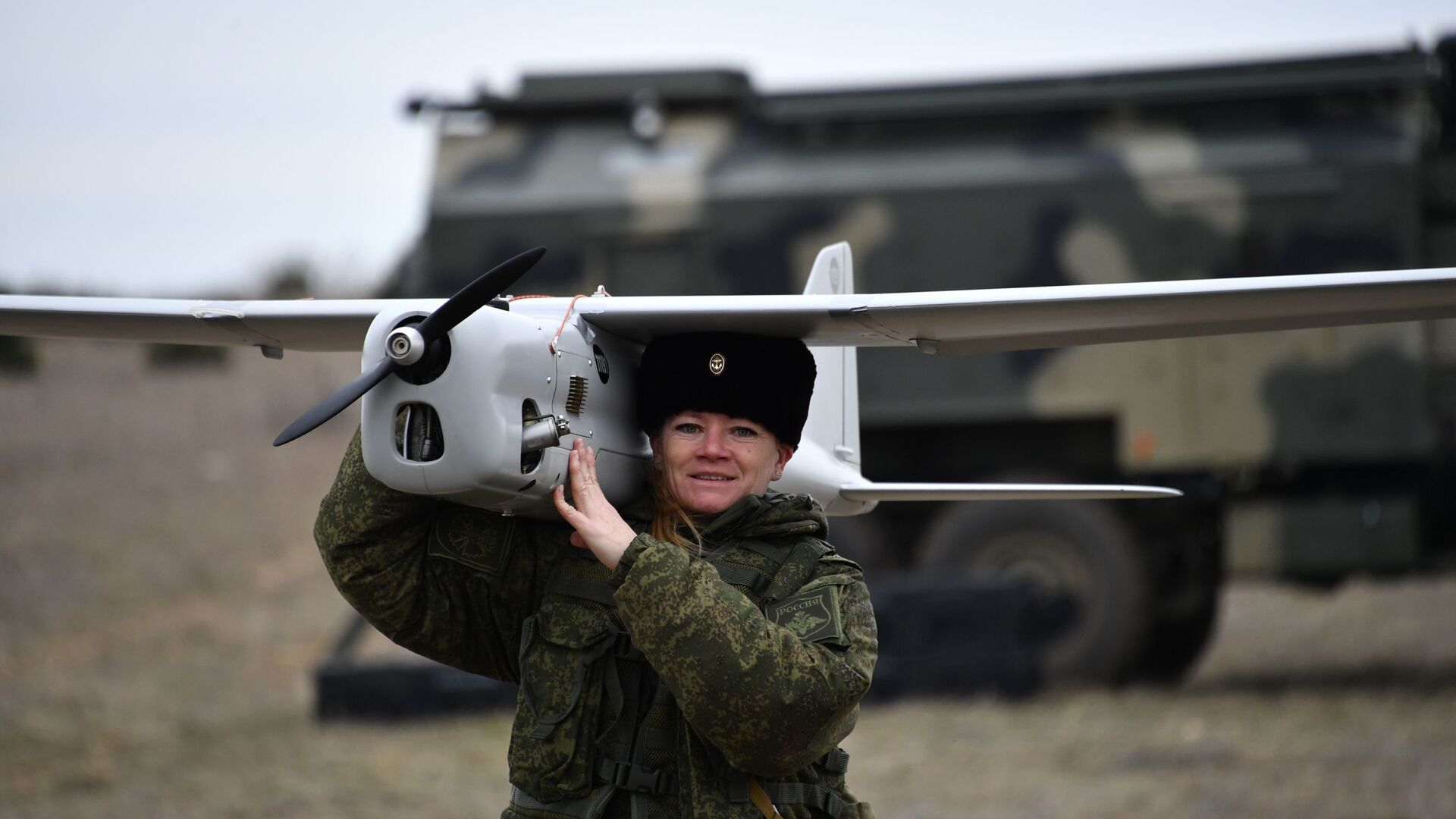 Женский боевой расчёт по управлению беспилотными аппаратами - РИА Новости, 1920, 12.10.2021