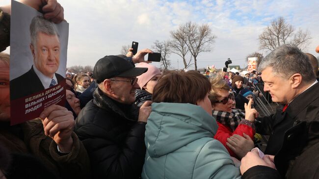 Президент Украины Петр Порошенко во время визита в Днепропетровскую область