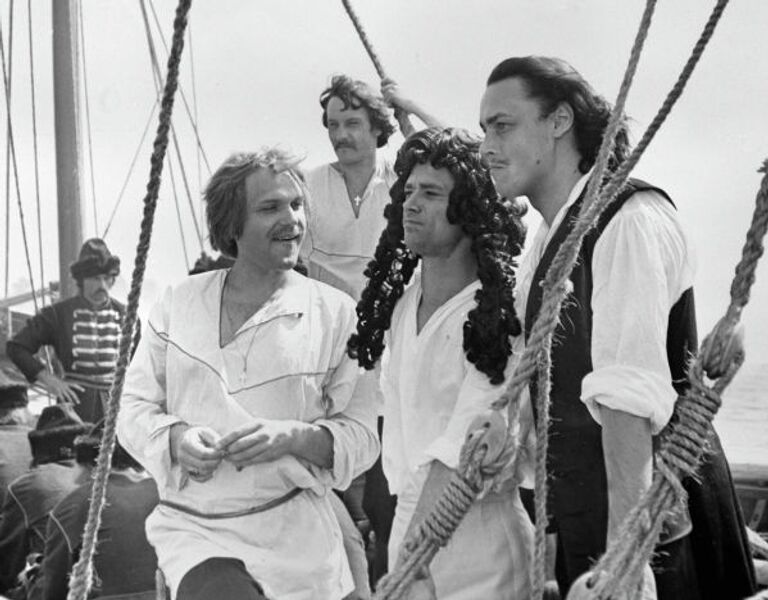 Народный артист России Николай Еременко (слева) в роли Александра Меншикова, Петер Ройссе в роли Франца Лефорта (в центре) и Дмитрий Золотухин в роли Петра I в фильме Юность Петра