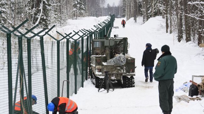 Возведение забора на границе Латвии (Архивное фото)