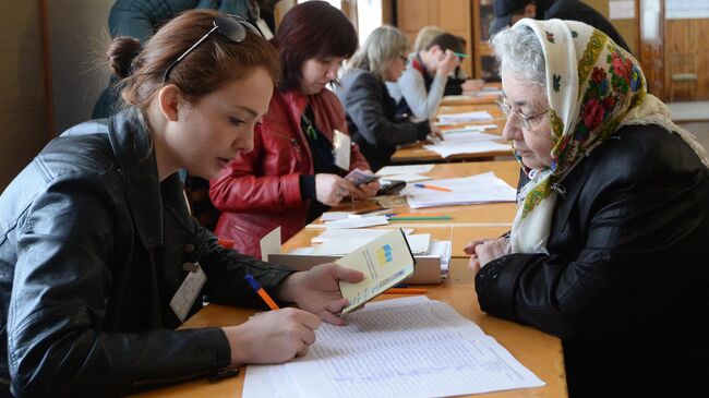 Жители Симферополя на одном из избирательных участков во время голосования на референдуме о статусе Крыма