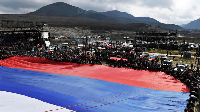 Гигантский флаг России на горе Гасфорта в Севастополе