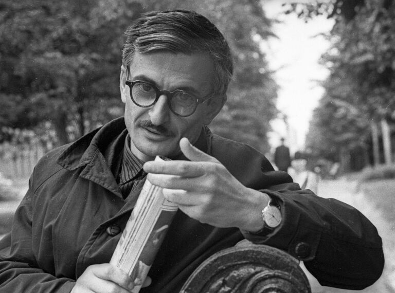 Кинорежиссер Марлен Хуциев отдыхает во время прогулки в парке