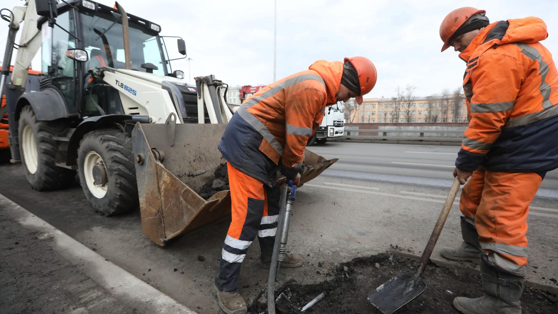 Рабочий бригады ГБУ Автомобильные дороги демонтирует старое дорожное полотно - РИА Новости, 1920, 09.10.2023