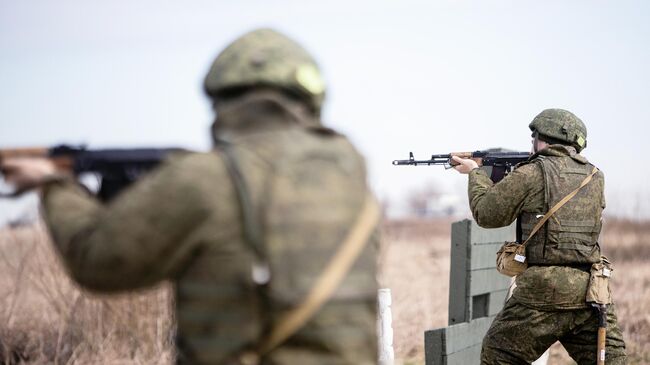 Военнослужащие береговых войск Балтийского флота во время тактических учений в Калининградской области