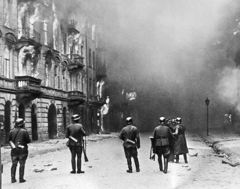 Улицы Варшавы в огне. Кадр из фильма Обыкновенный фашизм