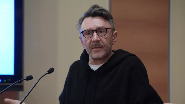 Лидер музыкальной группы Ленинград Сергей Шнуров выступает на парламентских слушаниях в Государственной Думе 