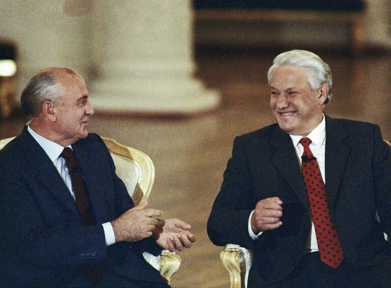 Президент СССР Михаил Горбачев и президент РФ Борис Ельцин