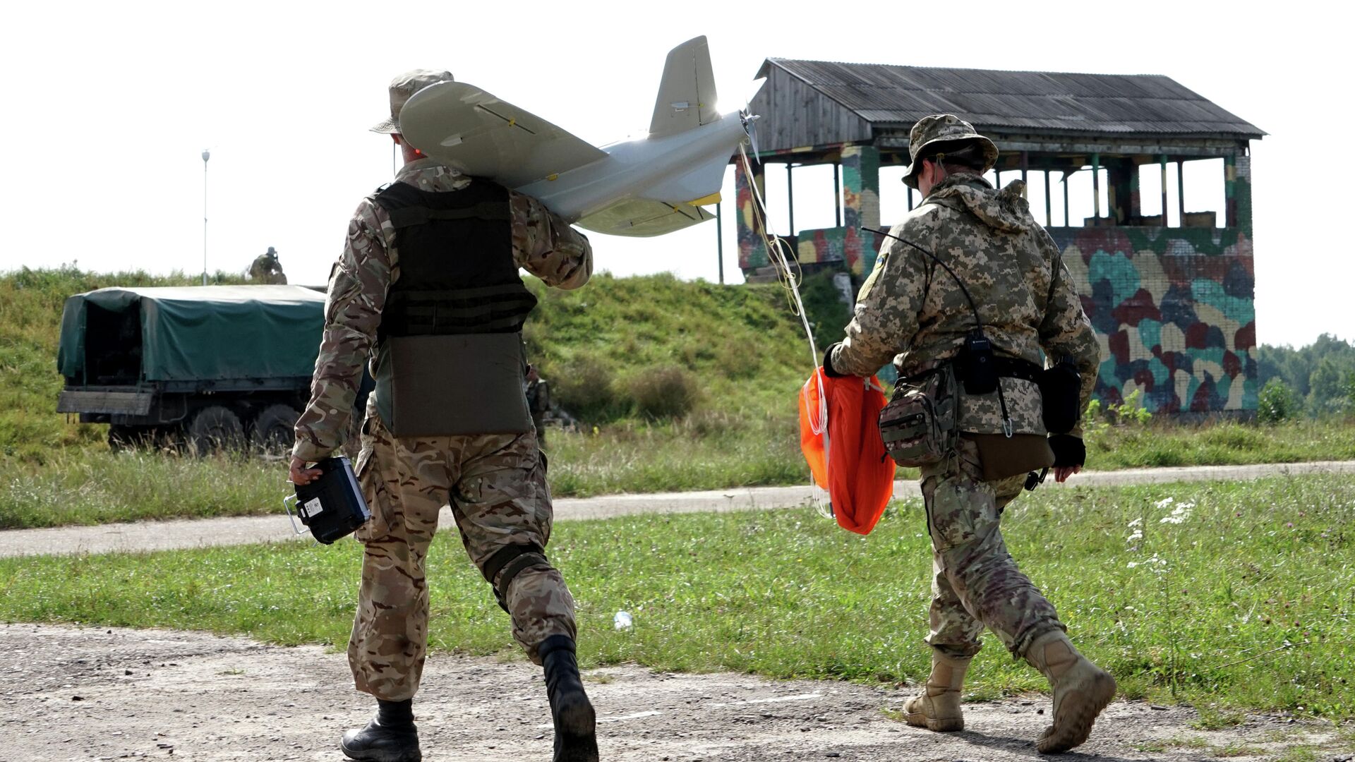 Украинские военные с беспилотным летательным аппаратом на Яворивском полигоне во Львовской области. Архивное фото - РИА Новости, 1920, 01.05.2023