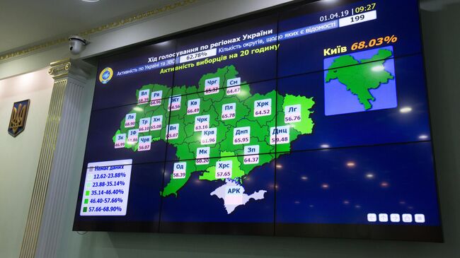 Монитор в ЦИКе во время пресс-конференции о результатах подсчета голосов президентских выборов на Украине. 1 апреля 2019