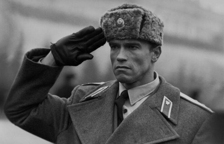 Американский актер Арнольд Шварценеггер во время съемок фильма Красная жара Американский актер Арнольд Шварценеггер во время съемок фильма Красная жара