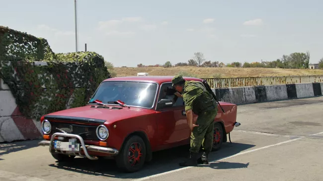 Автомобиль на пункте пропуска Джанкой. Архивное фото