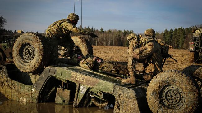 Солдаты армии США во время учений НАТО в Европе Союзный дух на полигоне Хоэнфельс в Германии. 14 марта 2019