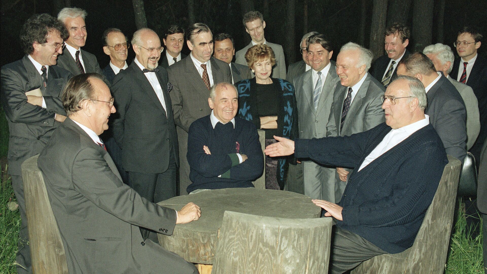 Встреча президента СССР Михаила Горбачева, канцлера Германии Гельмута Коля и министра иностранных дел Ганса-Дитриха Геншера. 17 июля 1990 года  - РИА Новости, 1920, 09.08.2025