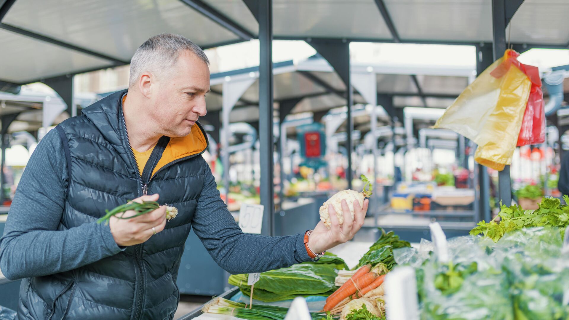 Мужчина выбирает овощи на рынке - РИА Новости, 1920, 28.10.2020