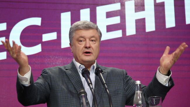 Действующий президент Украины Петр Порошенко в своем предвыборном штабе в Киеве 