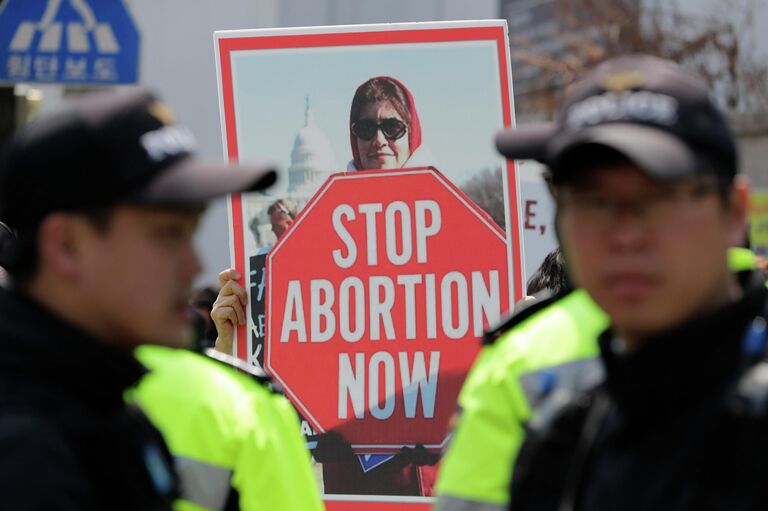 Демонстрант, выступающий против абортов, во время митинга у здания Конституционного суда в Сеуле, Южная Корея. 11 апреля 2019