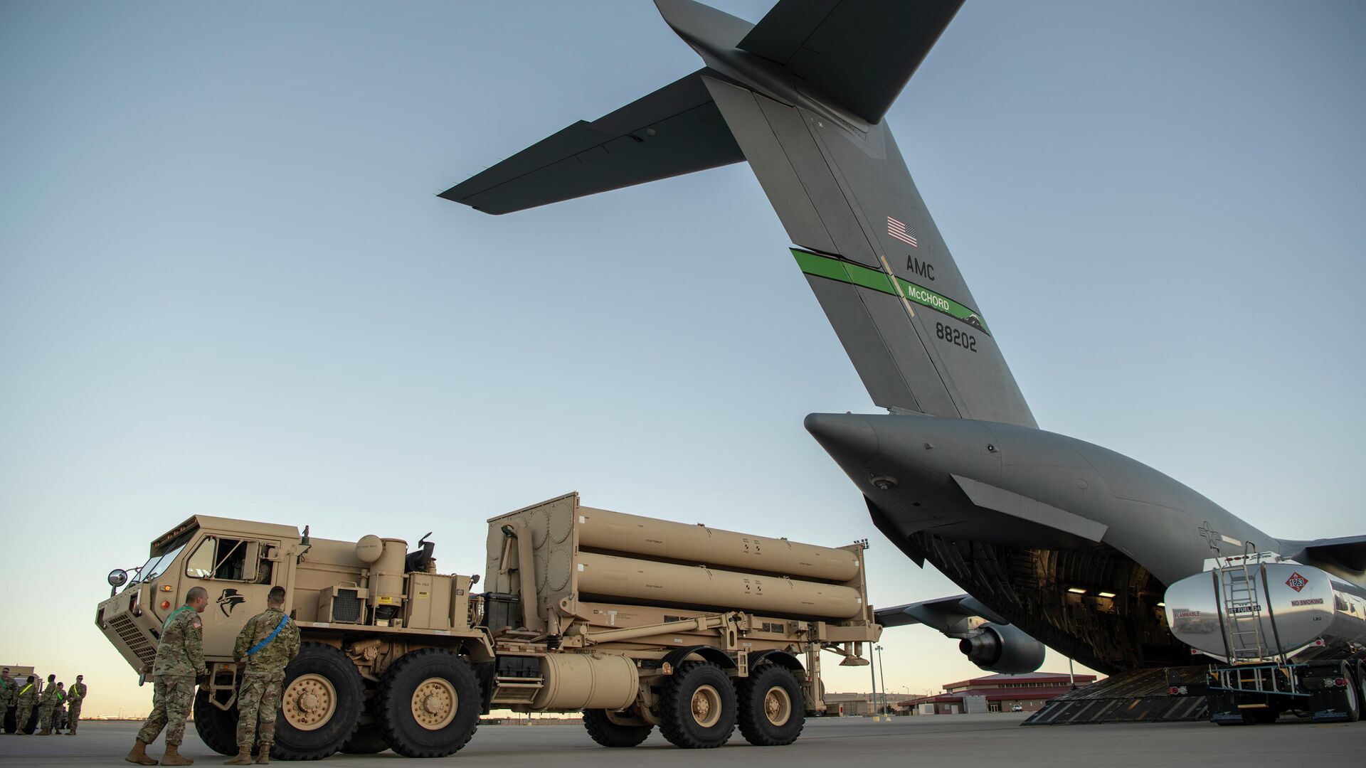 Погрузка системы противоракетной обороны THAAD в самолет C-17 Globemaster III на авиабазе Fort Bliss в Техасе, США - РИА Новости, 1920, 15.10.2024