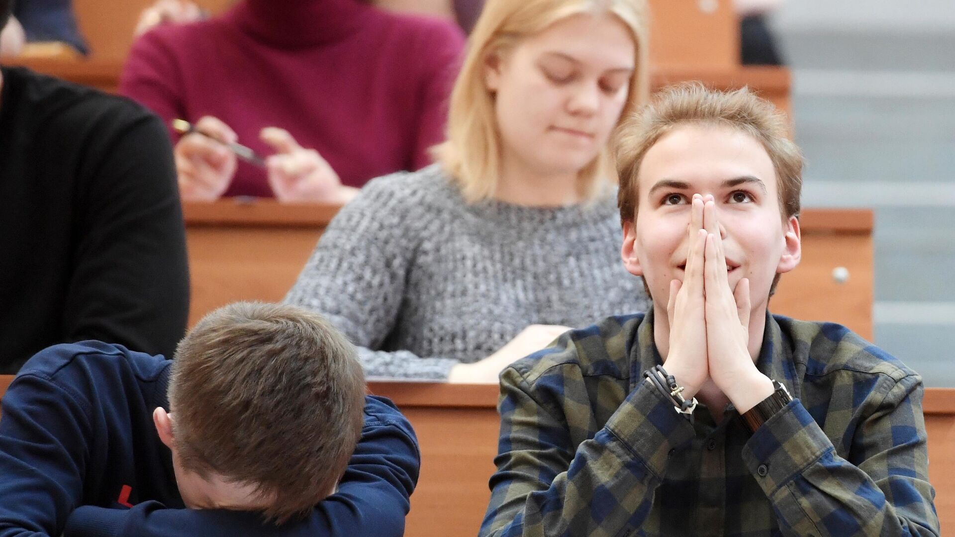 Участники ежегодной образовательной акции по проверке грамотности Тотальный диктант-2019 в Казанском национальном исследовательском техническом университете им. А.Н. Туполева в Казани - РИА Новости, 1920, 02.04.2025