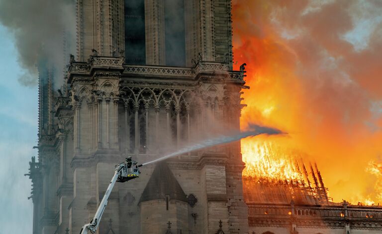 Пожар в соборе Парижской Богоматери