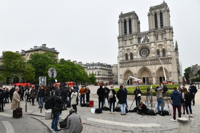 Журналисты у собора Парижской Богоматери после пожара Журналисты у собора Парижской Богоматери после пожара