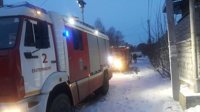 Пожарные машины возле места пожара в подвале дома по улице Прохожая в Екатеринбурге. 17 апреля 2019