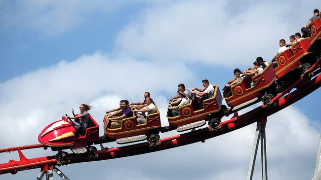 Отдыхающие в парке аттракционов