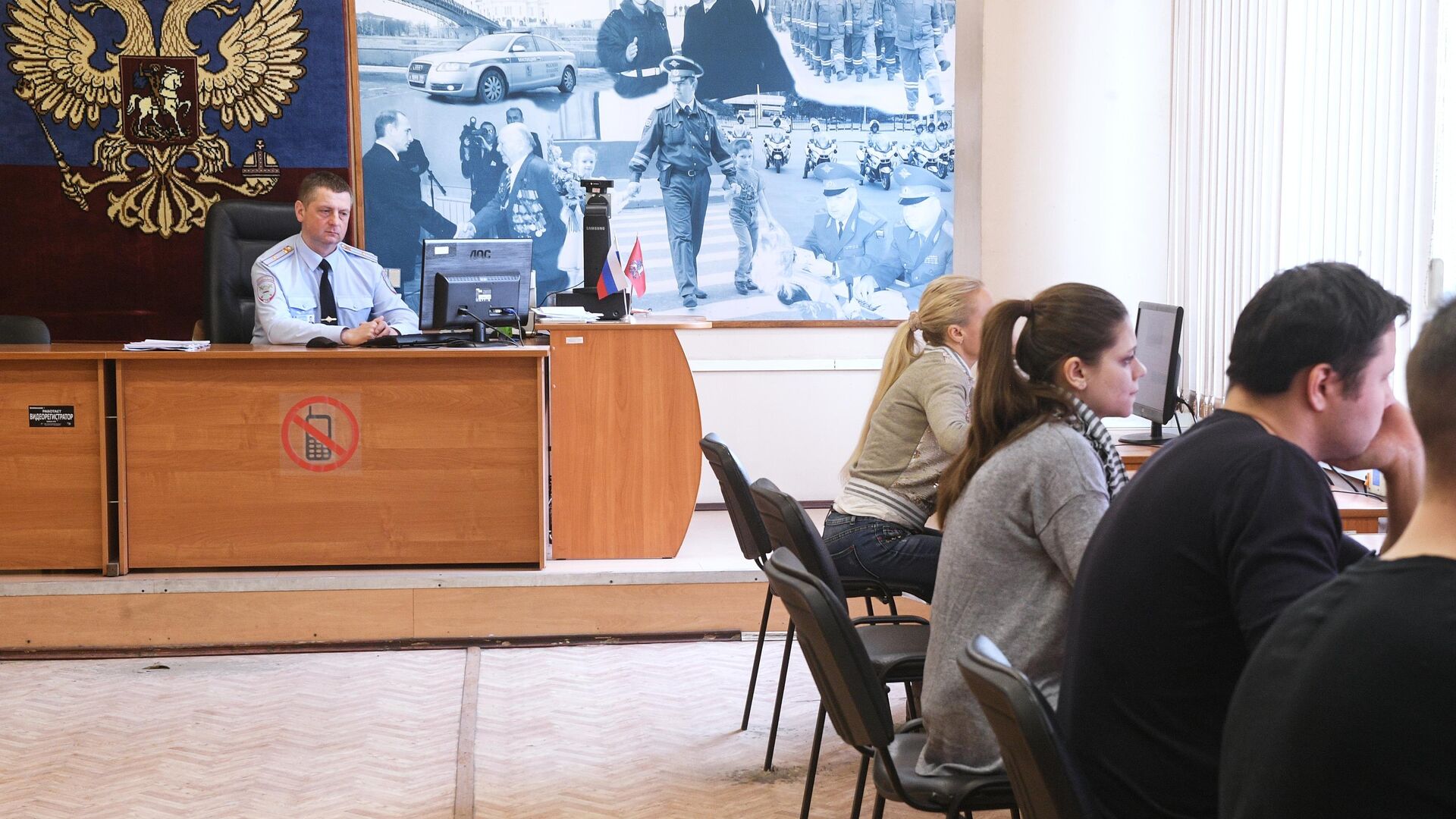 Люди сдают теоретические экзамены по правилам дорожного движения в отделении ГИБДД в Москве - РИА Новости, 1920, 27.11.2020