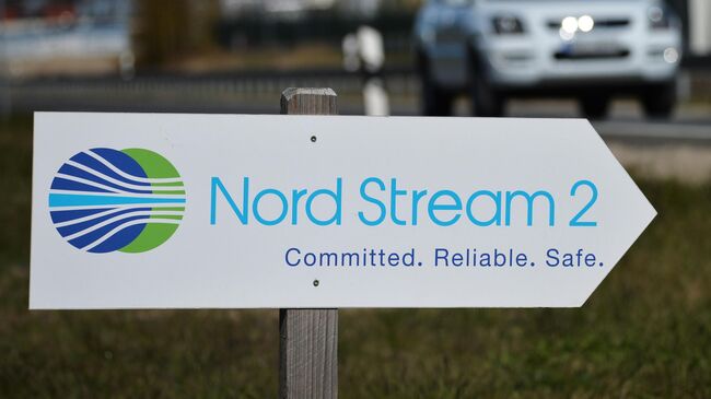 Указатель с символикой компании Nord Stream 2 AG, ведущей строительство газопровода Северный поток-2 в Германии