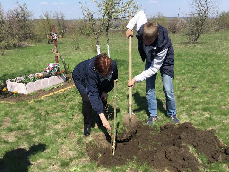 Мать Андрея Стенина на месте его гибели в Донбассе Мать Андрея Стенина на месте его гибели в Донбассе