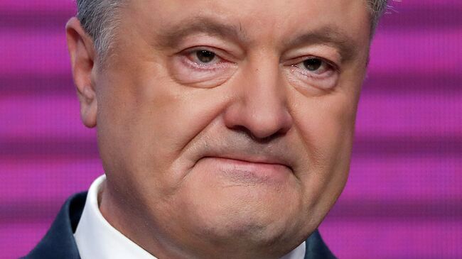 Кандидат в президенты Петр Порошенко выступает после объявления первых результатов Национального exit poll в Киеве