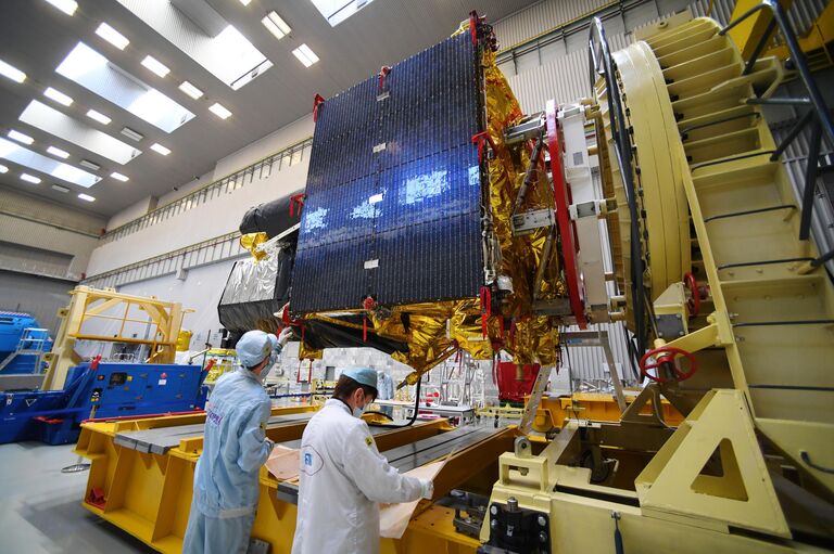 Космический аппарат Спектр-РГ перед отправкой на Байконур в лаборатории НПО имени Лавочкина