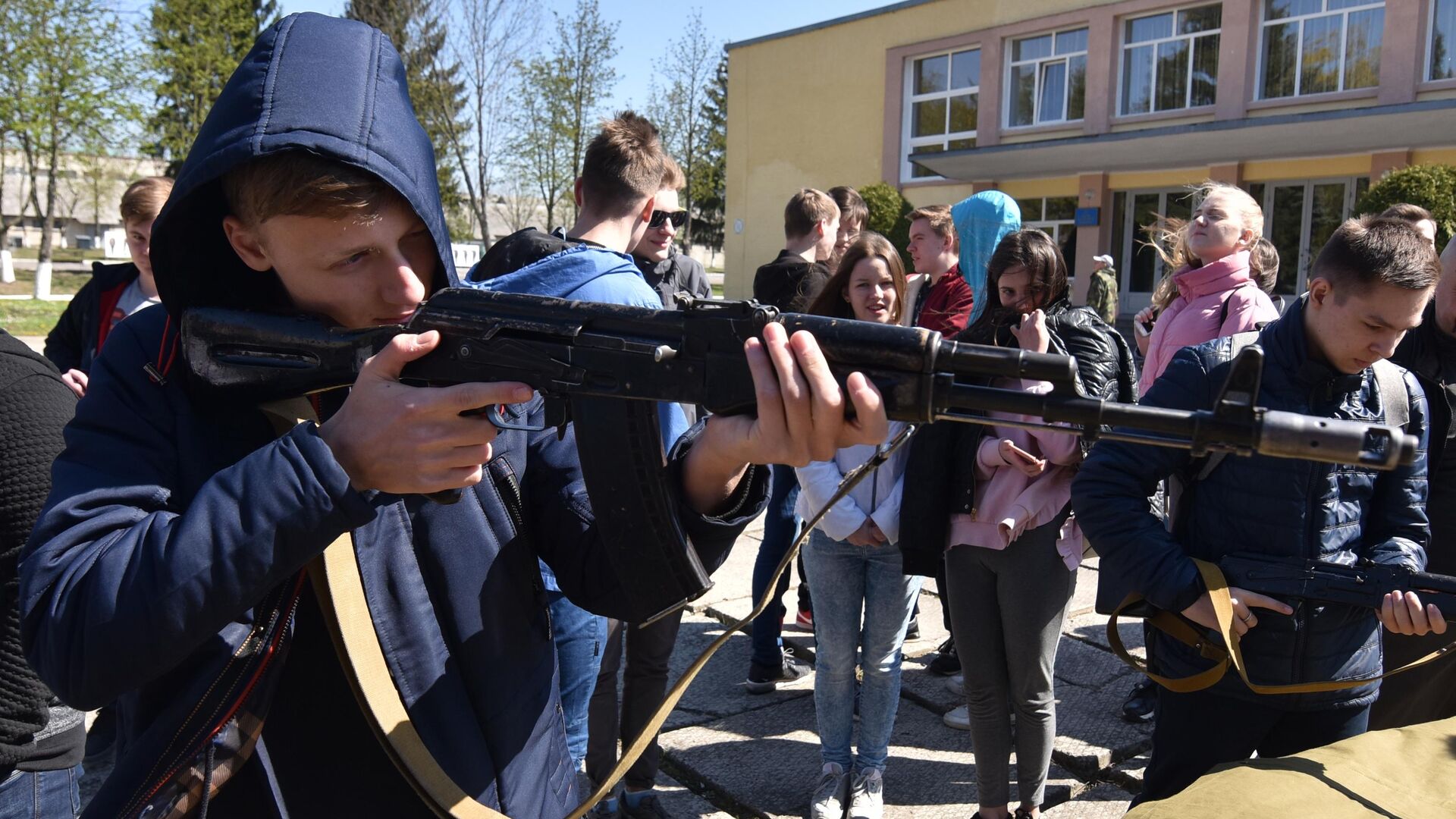 Школьники старших классов во время дня открытых дверей в военной части Национальной гвардии Украины во Львове - РИА Новости, 1920, 21.10.2023