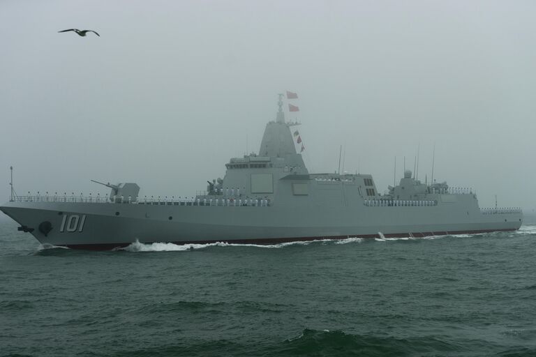 Новый эсминец Наньчан проекта 055, впервые представленный публике на военном параде в Циндао. 23 апреля 2019