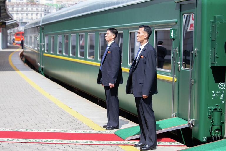 Сотрудники службы безопасности у вагона бронепоезда лидера КНДР Ким Чен Ына на железнодорожном вокзале Владивостока Сотрудники службы безопасности у вагона бронепоезда лидера КНДР Ким Чен Ына на железнодорожном вокзале Владивостока