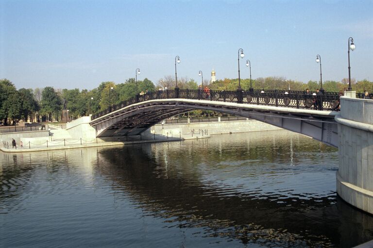 Лужков мост через Водоотводный канал в Москве