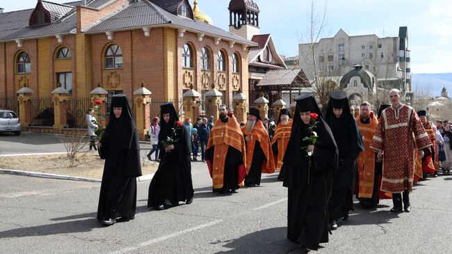 Участники пасхального крестного хода у Свято-Воскресенского храма в Чите