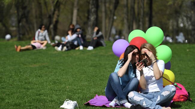 Москвичи в Центральном парке культуры и отдыха имени Горького в Москве