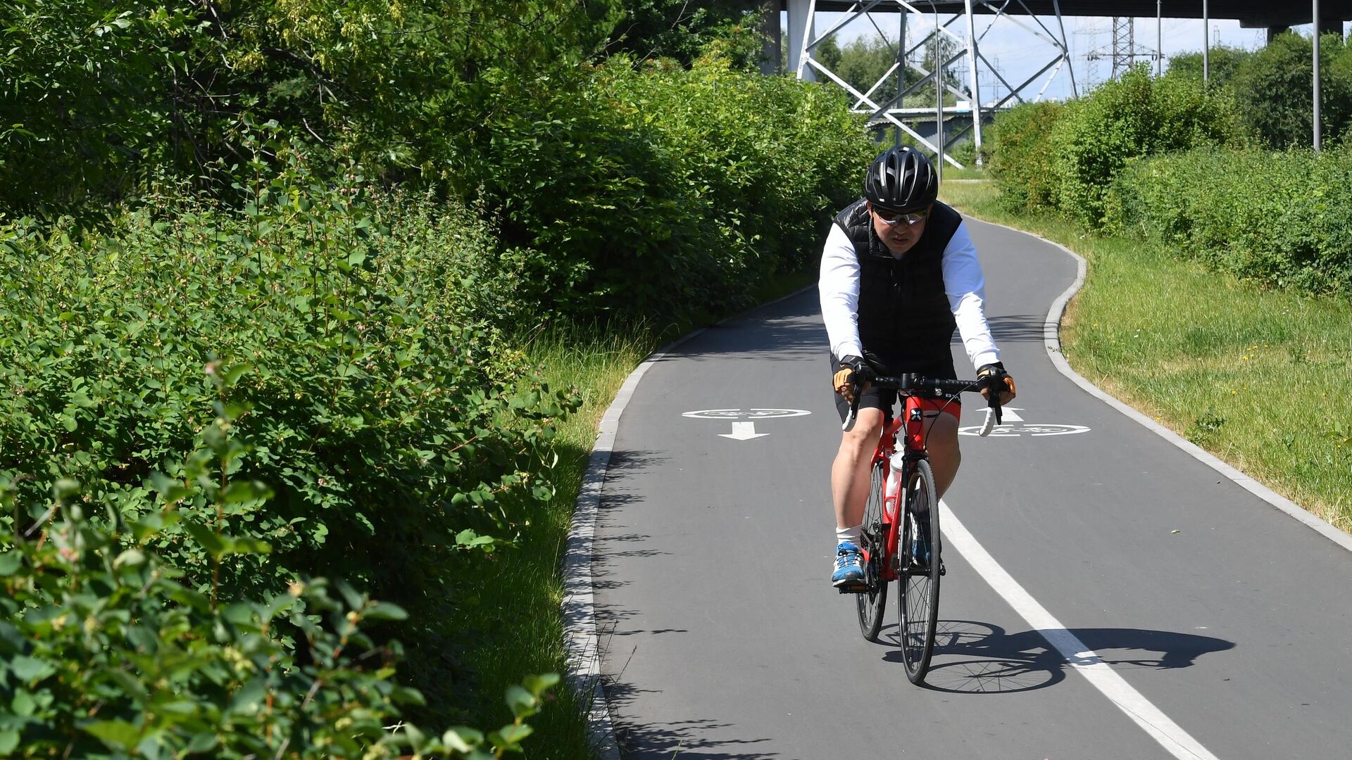 Мужчина катается на велосипеде на территории парка 850-летия Москвы в районе Марьино - РИА Новости, 1920, 08.08.2023