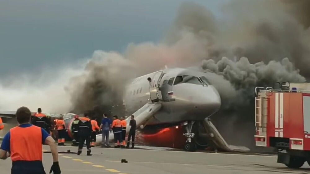 Стоп-кадр видео горящего самолета компании Аэрофлот Sukhoi Superjet-100 в Шереметьево - РИА Новости, 1920, 20.06.2023