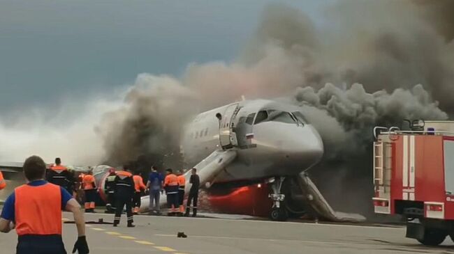 Стоп-кадр видео горящего самолета компании Аэрофлот Sukhoi Superjet-100 в Шереметьево