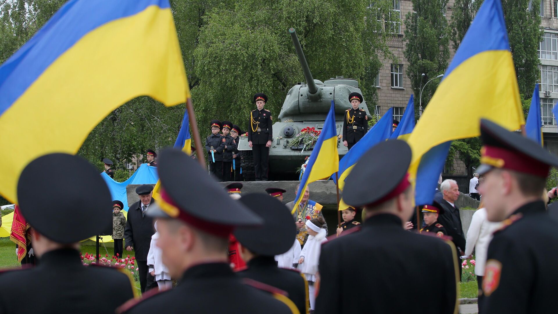 Церемония возложения цветов к памятнику Воинам-танкистам в Киеве по случаю Дня памяти и примирения, а также 74-ой годовщины победы над нацизмом во Второй мировой войне. 8 мая 2019 - РИА Новости, 1920, 08.05.2021