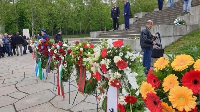 Возложение цветов в Трептов-парке в Берлине. 9 мая 2019