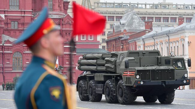 Боевая машина реактивной системы залпового огня Смерч на военном параде, посвященном 74-й годовщине Победы в Великой Отечественной войне