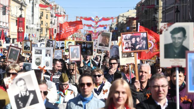 Участники акции Бессмертный полк в Санкт-Петербурге